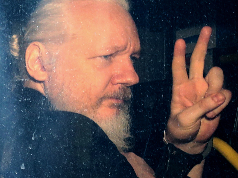 “A perseguição a Assange pelos EUA é encorajada pela covardia de jornalistas que o&nbsp;abandonam.”
