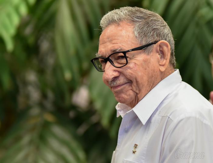 Abrazo de gratitud y afecto de Cuba y del mundo al Comandante Raúl Castro&nbsp;Ruz