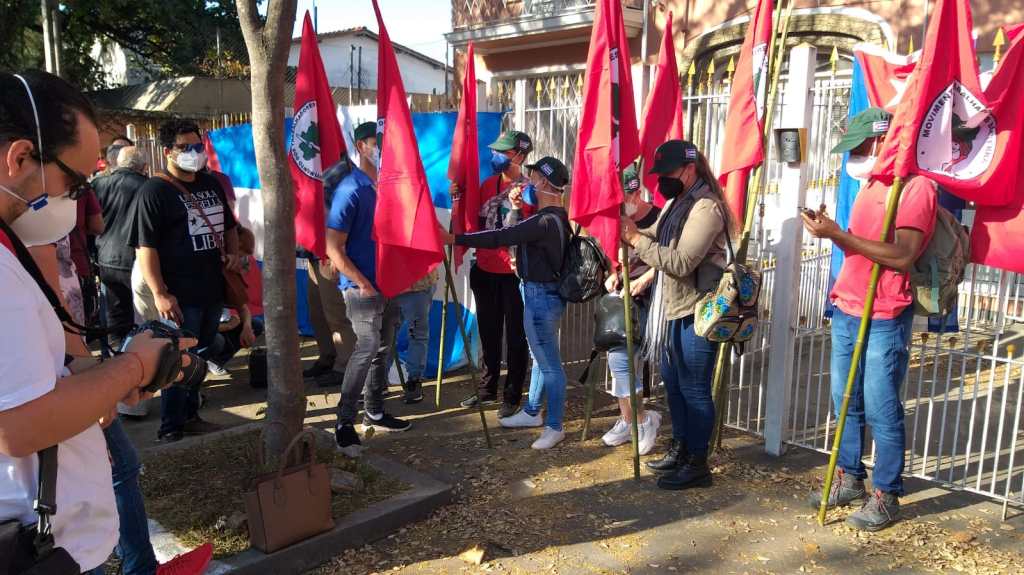 Brasileiros se mobilizam em frente ao Consulado de  Cuba em defesa da&nbsp;Revolução